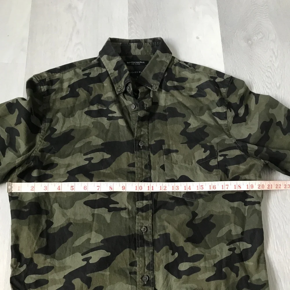 BANANA REPUBLIC CAMO POPLIN GREEN BUTTON UNTUCKED SHIRT MENS MEDIUM